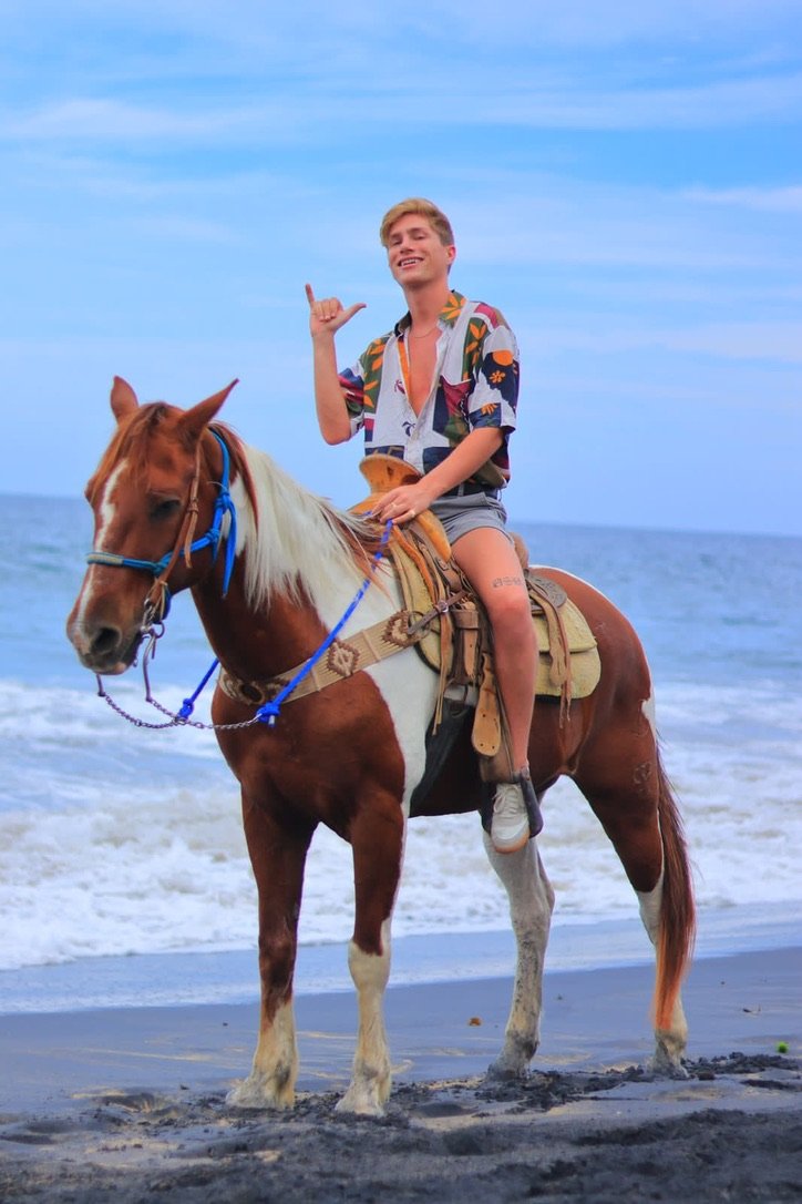 chico a caballo